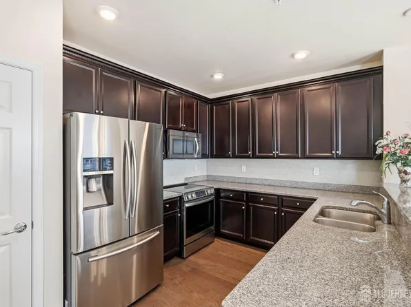 1424 Hudson Cir, Highland Park, NJ 08904