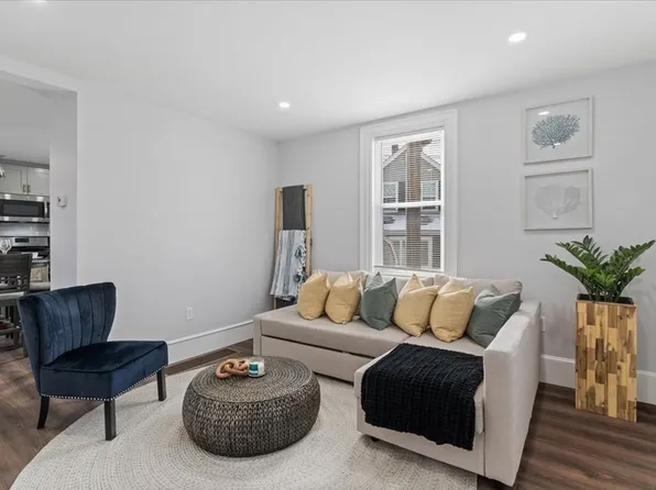 13 Robinson St, Lynn, MA 01905