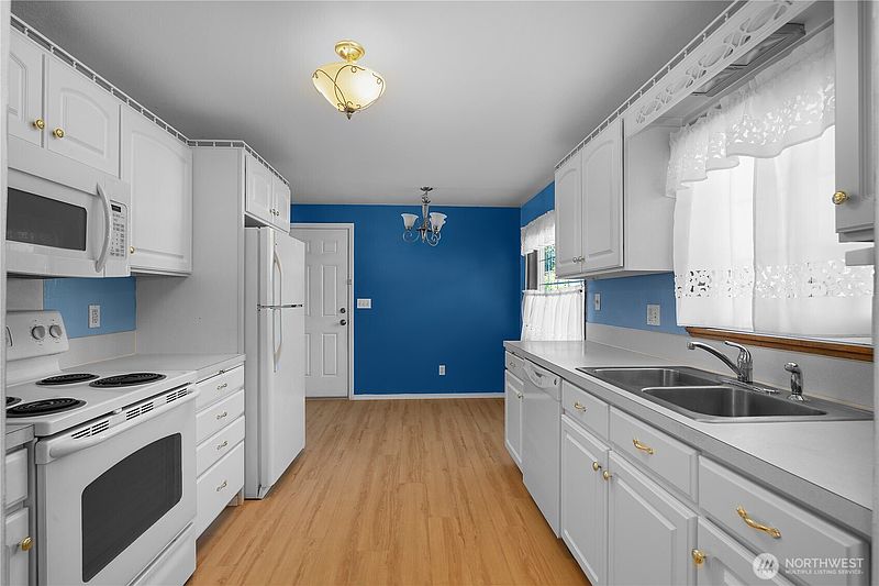 5th image of 1019 Lybarger Street NE