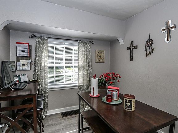 4th image of 2417 Lynn Ave