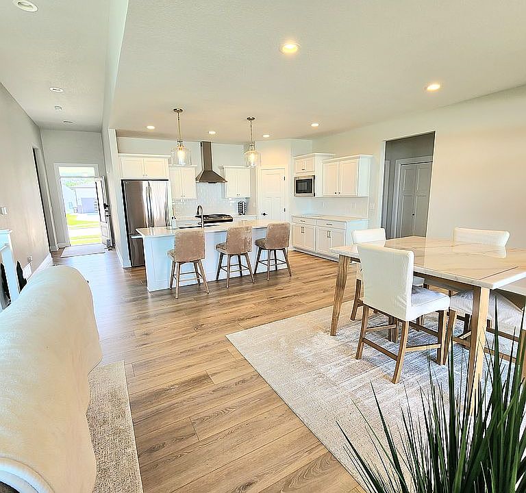 1st image of 895 Harrington Way