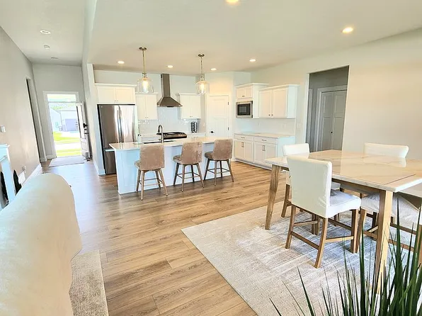 895 Harrington Way, Waukee, IA 50263
