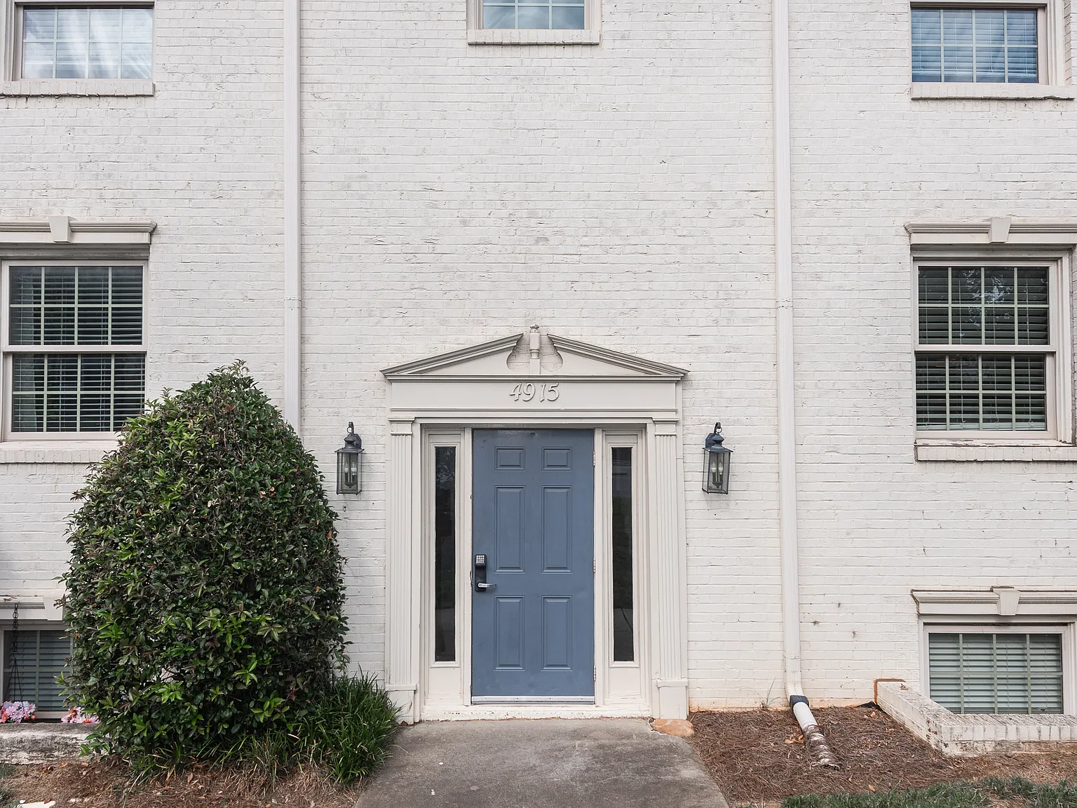 2 bed, 1.5 bath, 812 sqft, $1,695 — Photo 2