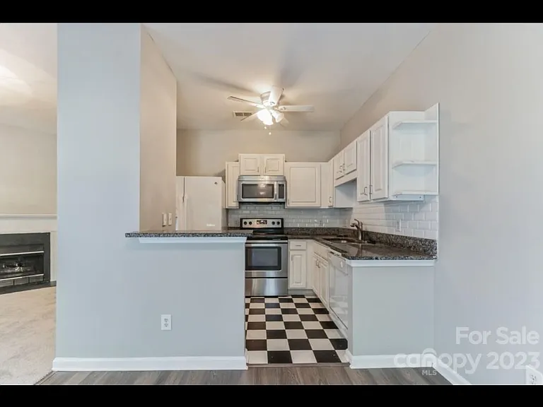 7811 Lennoxshire Ln — Photo 2