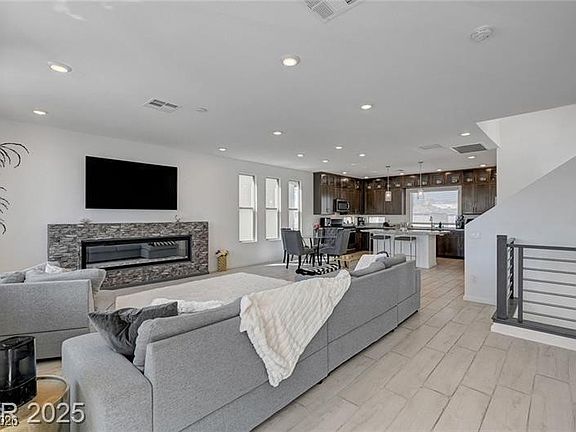 3rd image of 7953 Mountain Lilac St