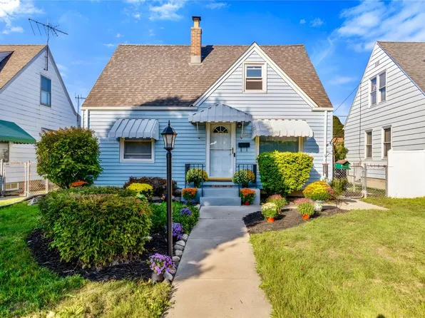 9544 West Metcalf PLACE, Milwaukee, WI 53222