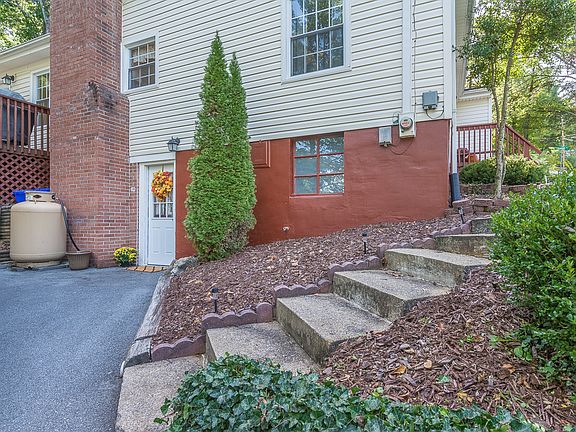 3rd image of 3712 Crestwood Dr