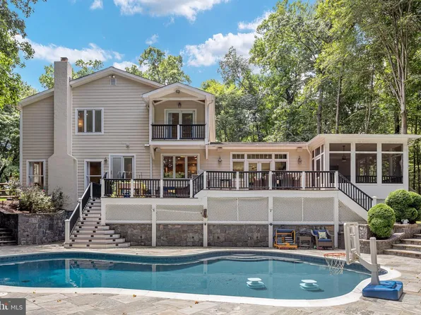 328 Canterwood Ln, Great Falls, VA 22066