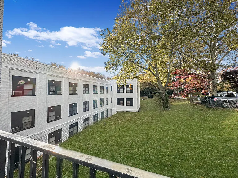 Hilltop Crescent Apartments — Photo 13