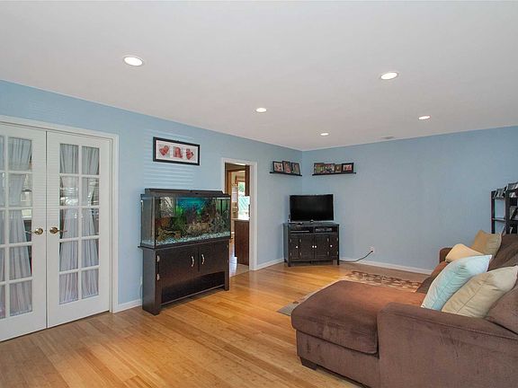 5th image of 2233 Walnut Ave