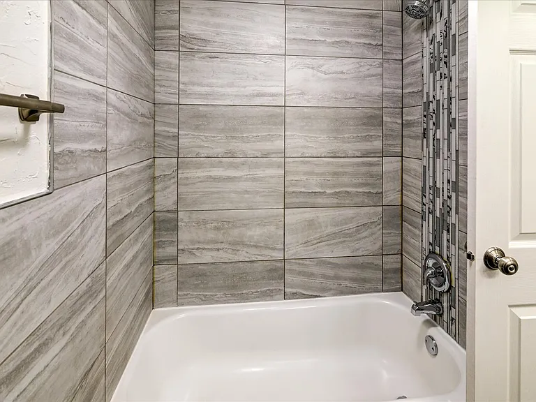 1810 Lake Point Dr #4 — Photo 14
