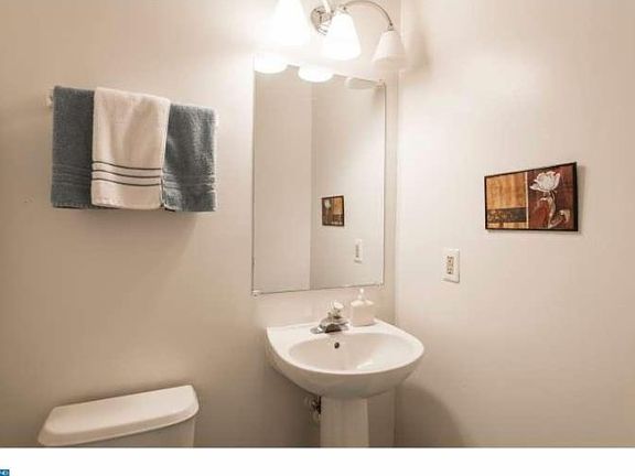 3rd image of 41 E Newtown Pl