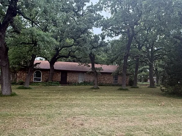 703 W Sherman St, Chico, TX 76431