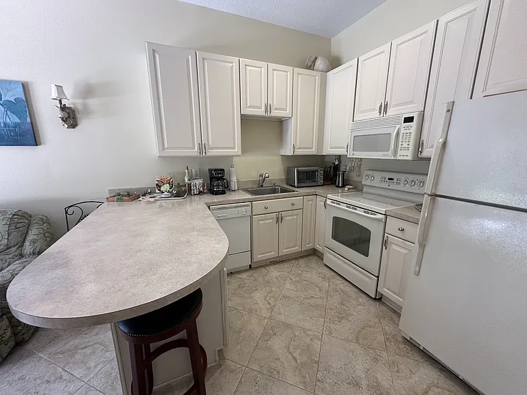 334 W Pearson St — Photo 4
