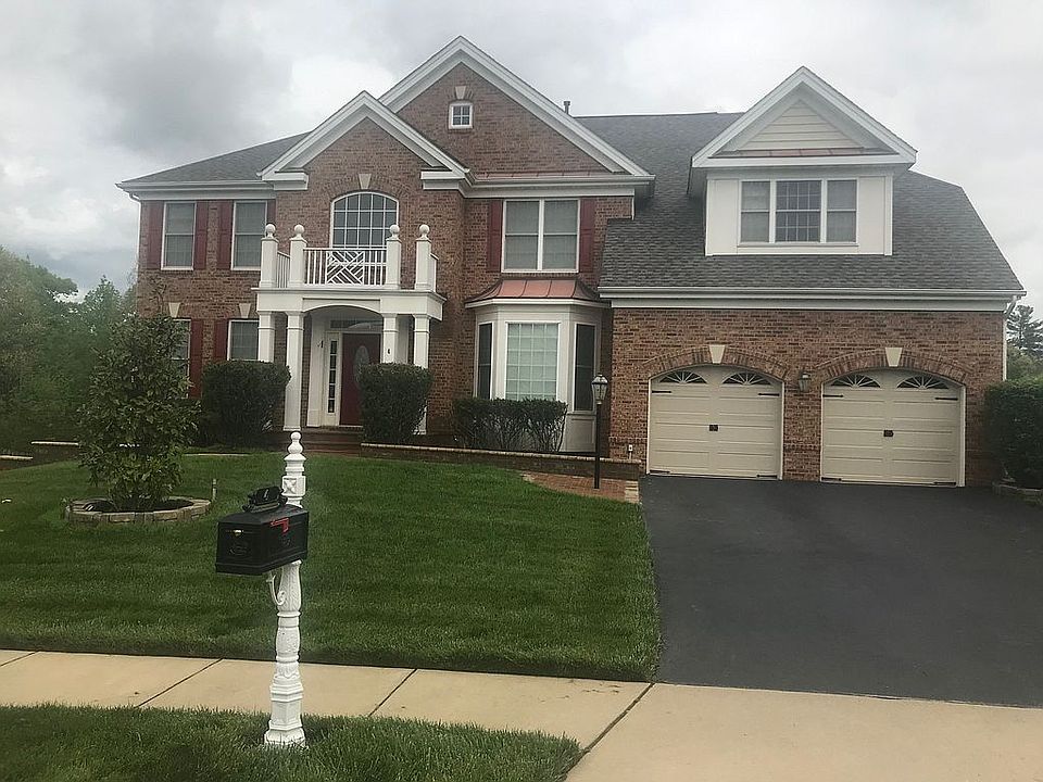 1st image of 4 Penningcroft Ln