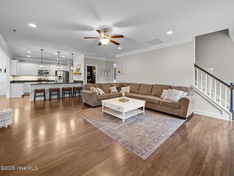 154 Cornel Ln — Photo 6