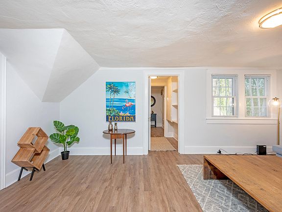 5th image of 215 20th Ave NE APT 2
