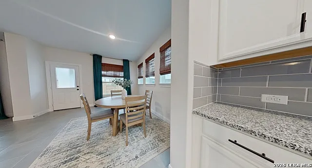 3 bed, 2.5 bath, 2373 sqft, $2,300 — Photo 4