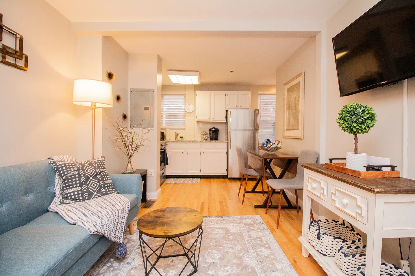 2 bed, 1.5 bath, 900 sqft, $6,825 — Photo 3