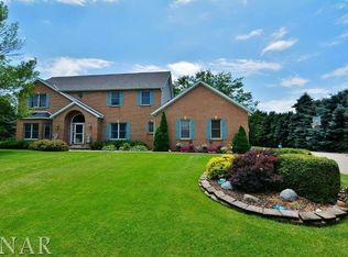 16019 Raintree Rd, Bloomington, IL 61705