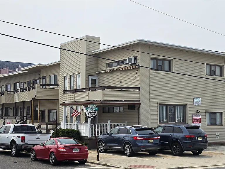 9600 Amherst Ave #5 — Photo 18