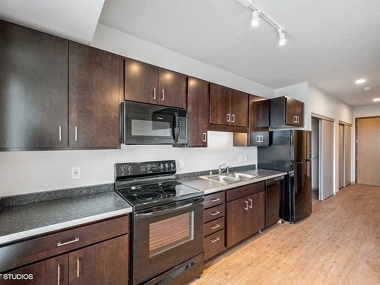 Lake Street Dwelling — Photo 24