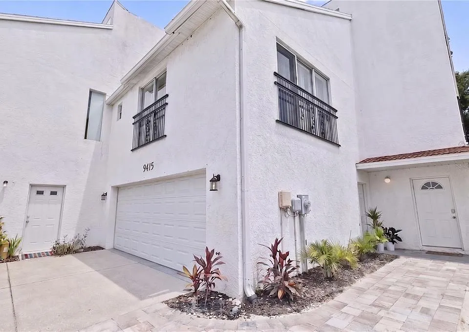 9415 Citrus Glen Pl