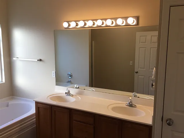 204 Annesbury Ln — Photo 3
