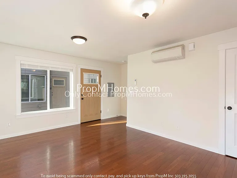 7726 SE Washington St — Photo 3