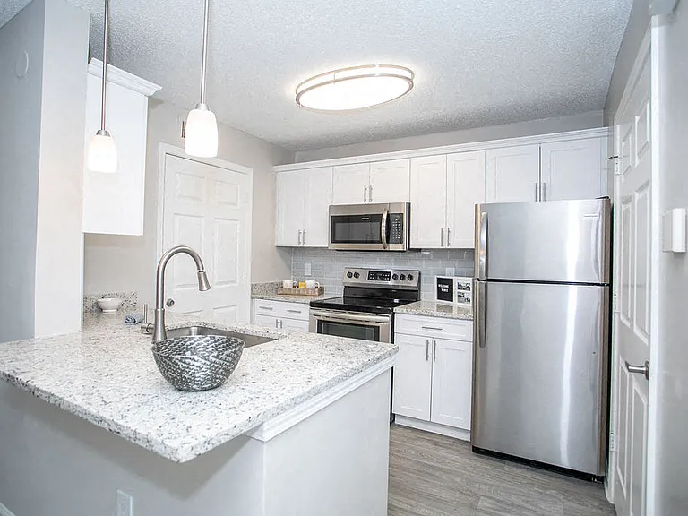 The Carlyle at Perimeter — Photo 20