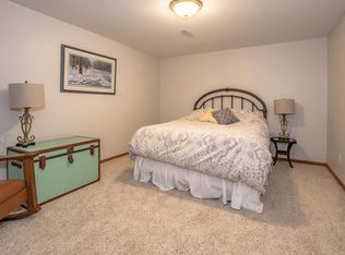 7905 Wieneke Cir, Cedar Rapids, IA 52404