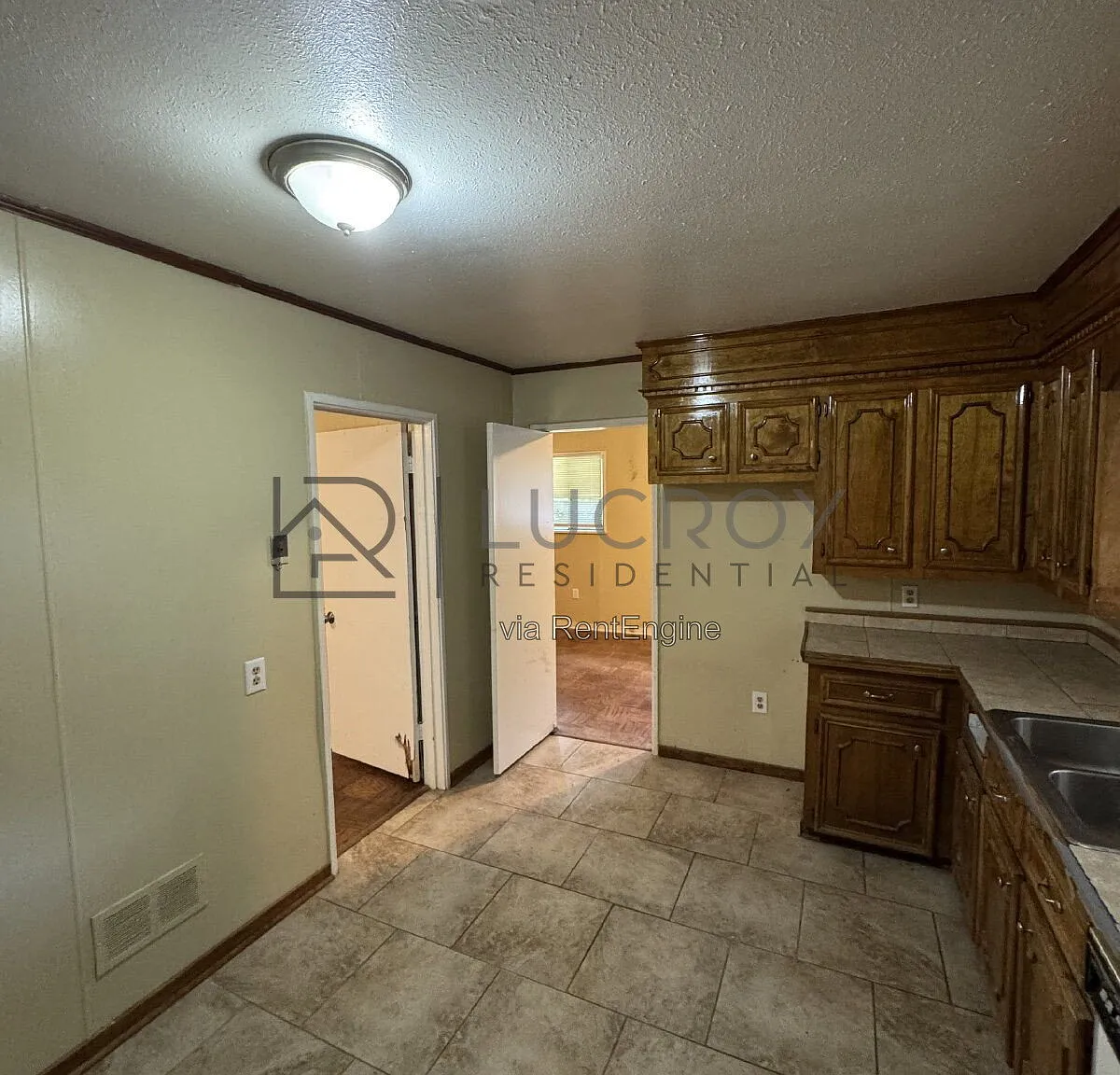 3 bed, 1.0 bath, 1032 sqft, $1,050 — Photo 4