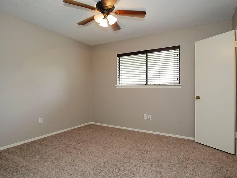 1 Greeningdon St — Photo 11
