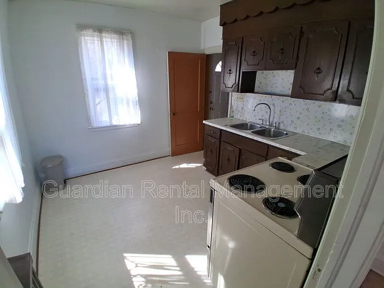 166 Court St S — Photo 3