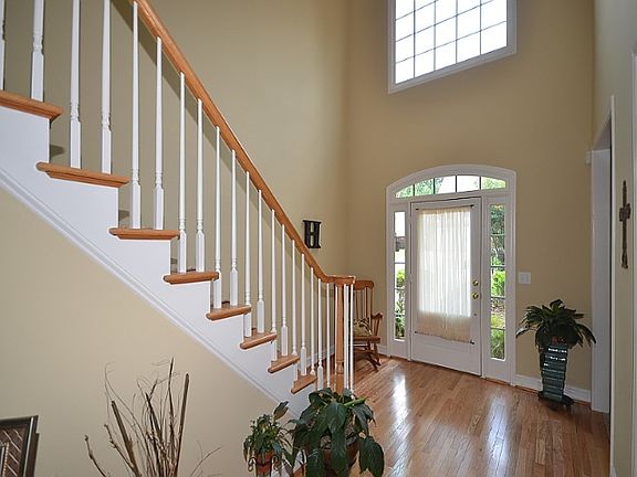5th image of 1109 Queensgate Dr SE