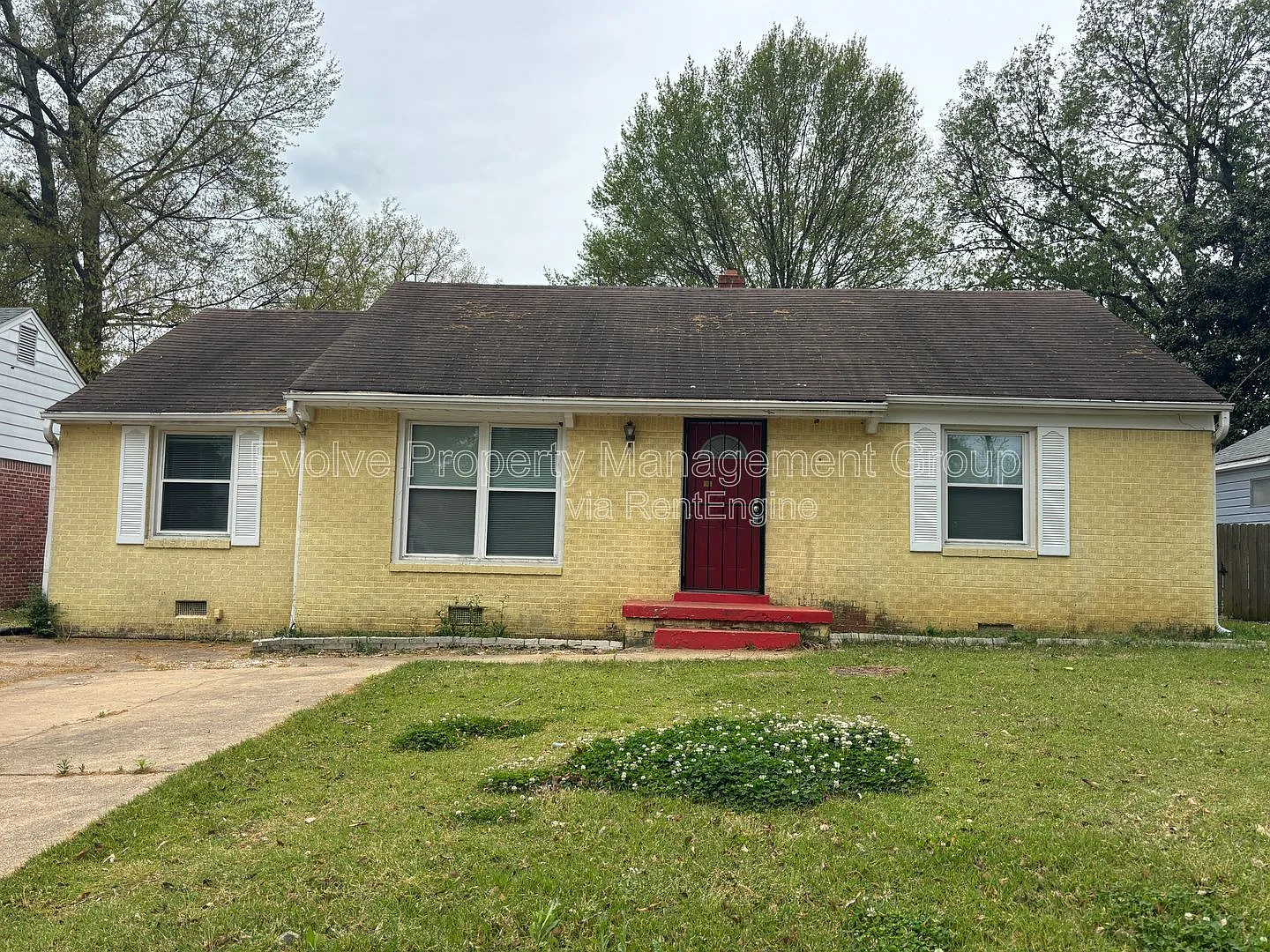 3 bed, 1.0 bath, 1051 sqft, $1,095 — Photo 2