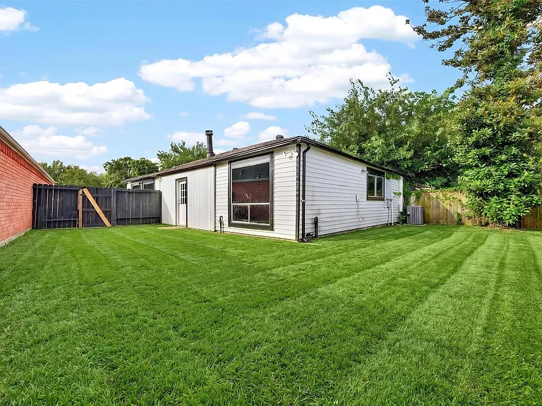 16134 Highlander Dr — Photo 40