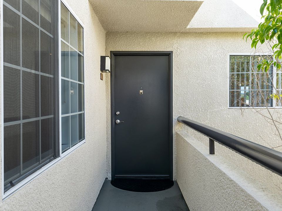 1st image of 5500 Owensmouth Ave APT 331