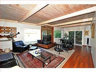 3rd image of 220 Nataqua Ave