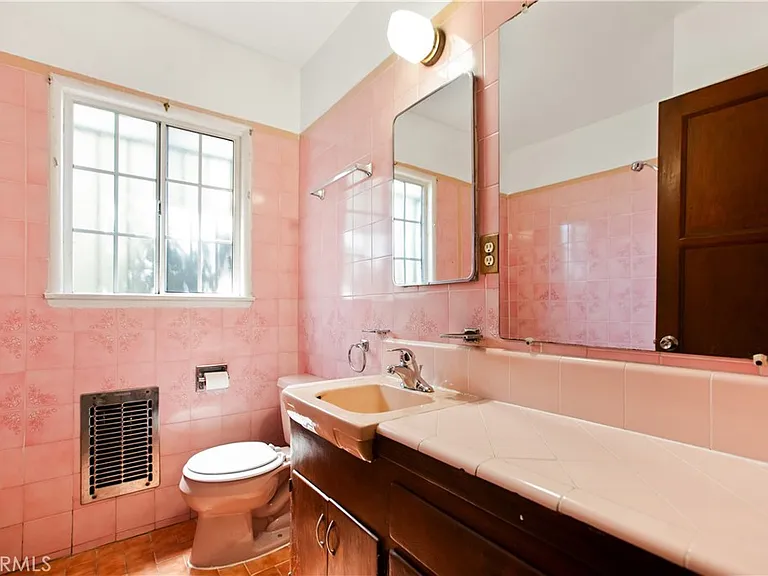 556 N Sunset Ave — Photo 17