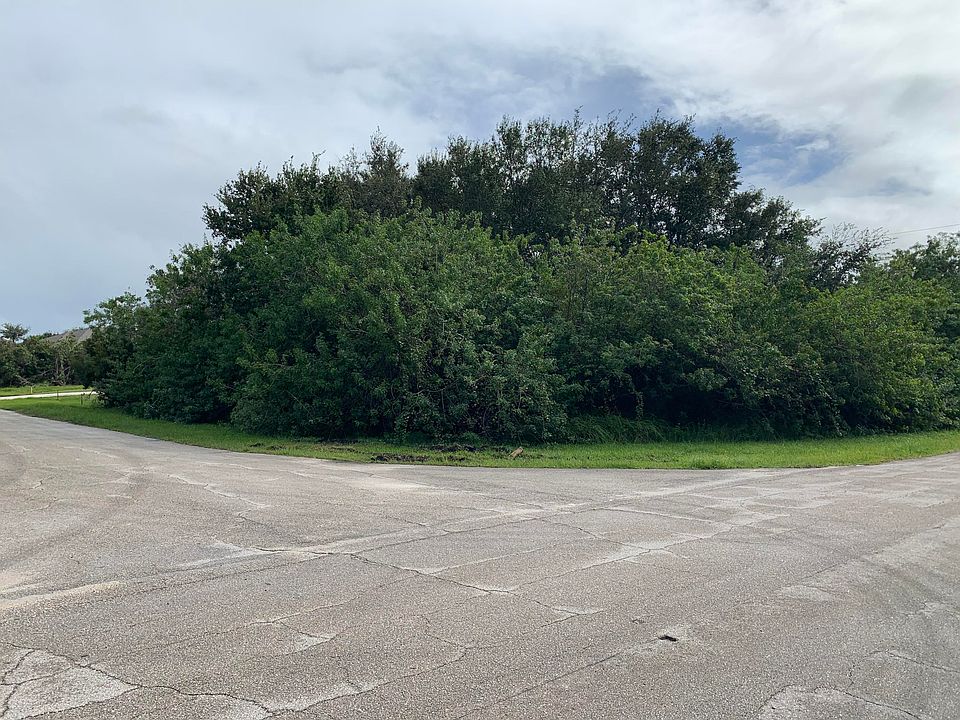 1st image of 402 SW Naftal Pl