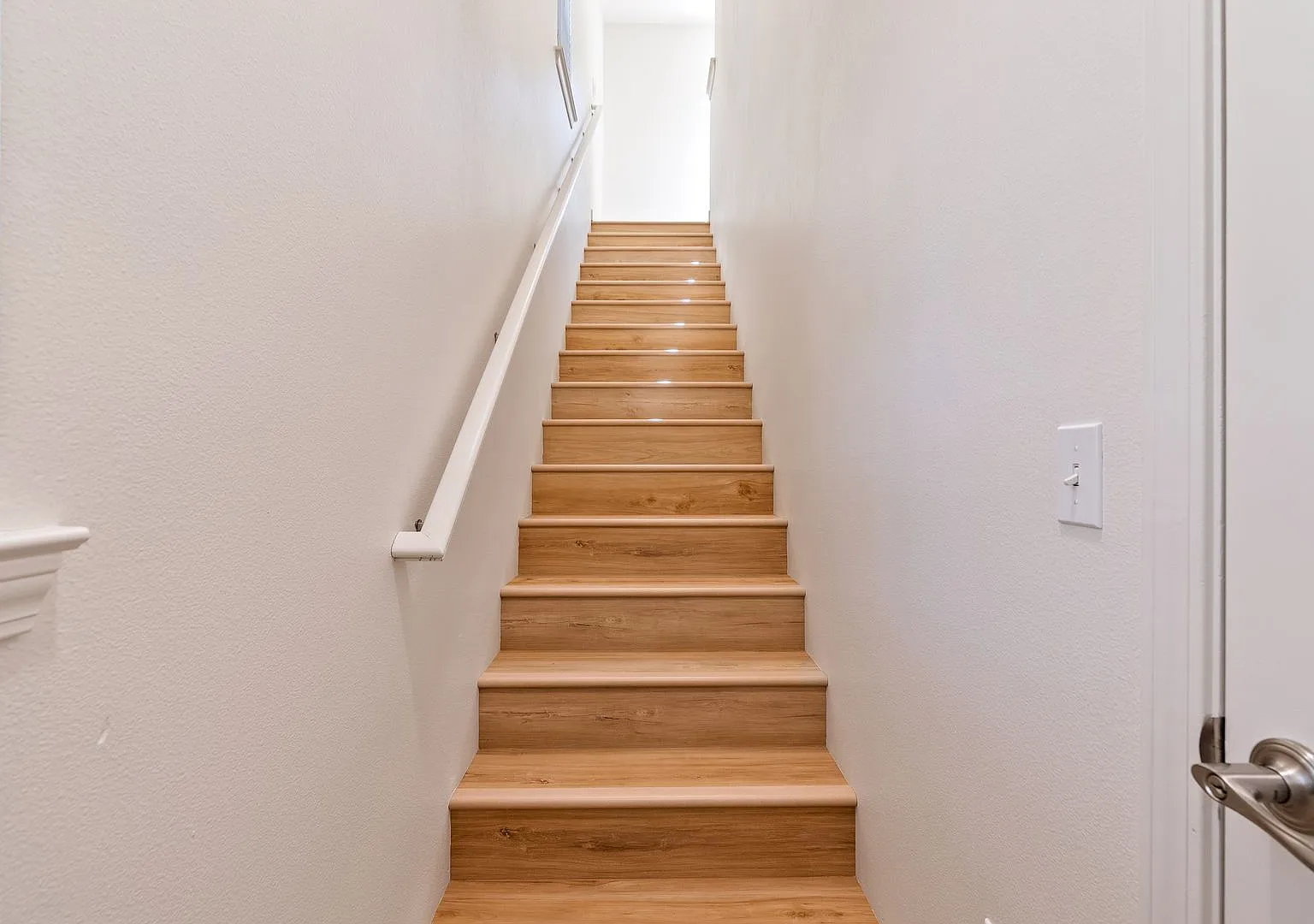 2 Bedroom 1.5 Bath townhouse with private balcony and 2 car garage — Photo 1
