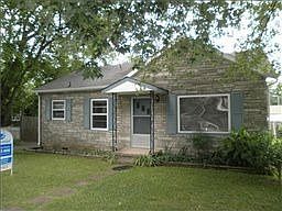 2nd image of 912 Oak Ln