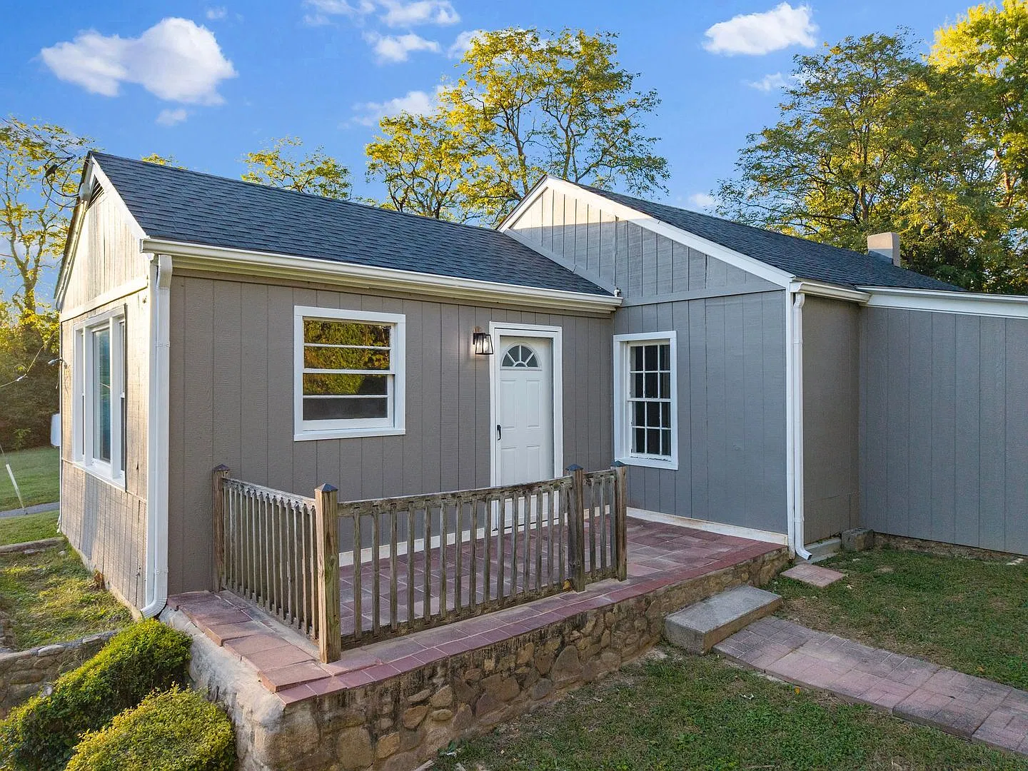 Newly Renovated 2 Bedroom, 1.5 Bedroom Home in Salem! — Photo 3