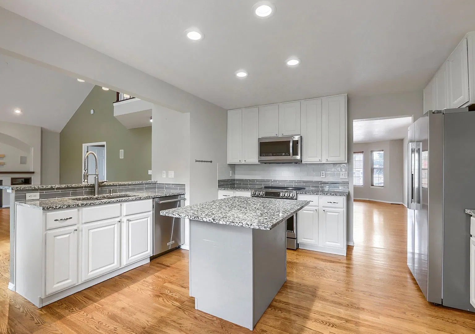 Beautiful 5-Bedroom Home with Updated Kitchen & Community Pool — Photo 4
