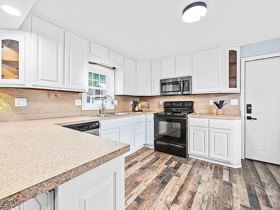 3rd image of 410 E 9th St