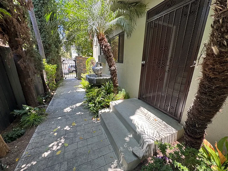 828 N Martel Ave #2 — Photo 28