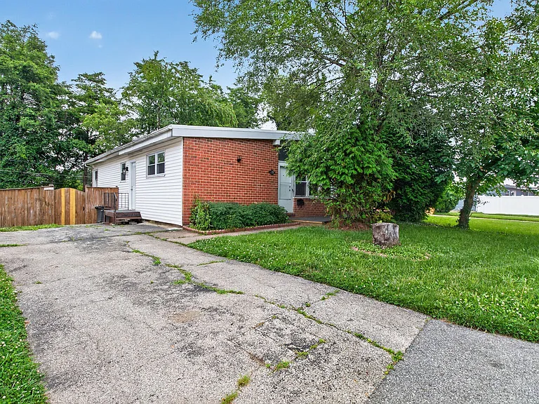 8116 Scotts Level Rd — Photo 11