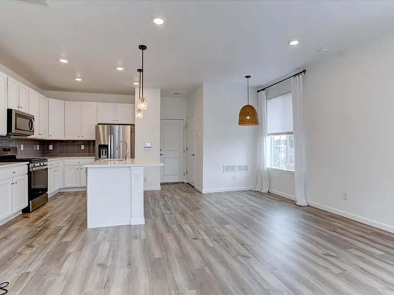 1828 S Poplar Ct — Photo 4