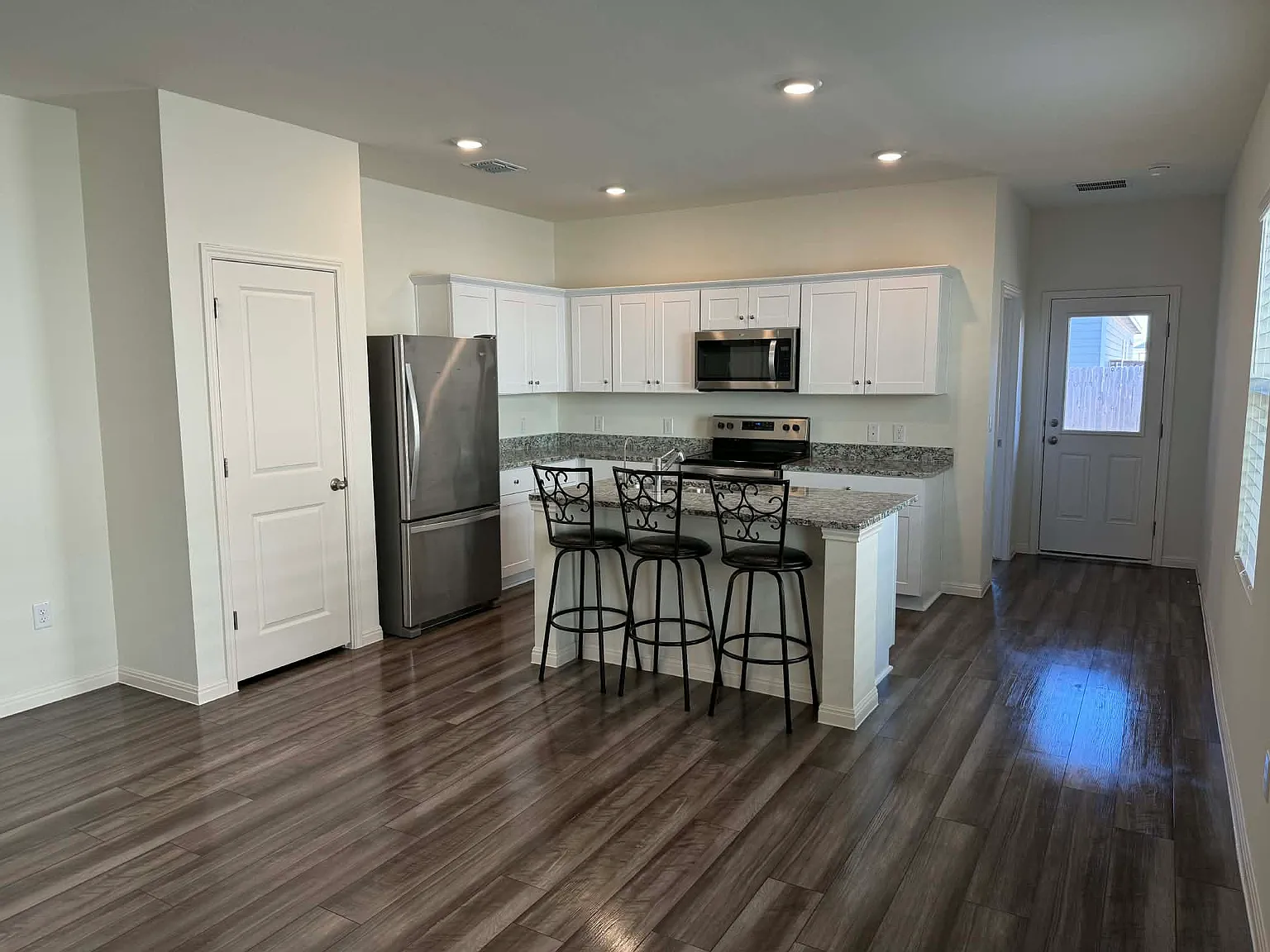 3 bed, 1376 sqft, $1,650 — Photo 2